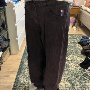 lila big boys - feta lila bigboys! ganska slitna längst ner vid fötterna men annars inga deffekter. jag ör 166. 