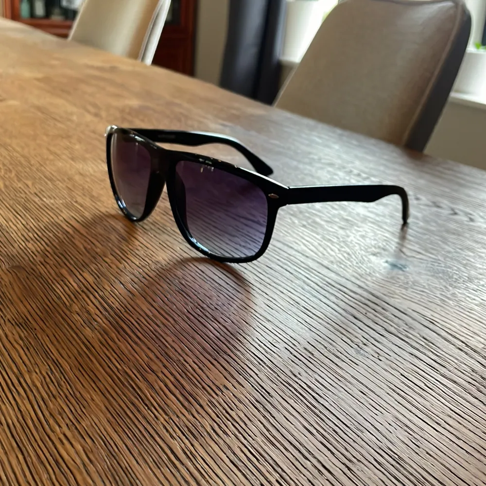 Säljer dessa stilrena solglasögonen, som är identiska med Ray-Ban Boyfriend modellen. Dessa är perfekta för sommaren så passa på att köpa. Accessoarer.