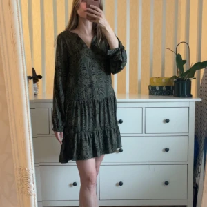 Klänning vero moda - Klänning med unik mönster  Xs men är större så passar S-m också beroende på hur man vill att den ska sitta.  Jättefint skick