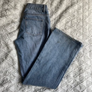 Bootcut jeans - Lågmidjade. Använd endast ett fåtal gånger.