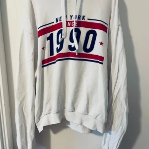 1990 Hoodie  - Hoodie från hm. Kort i modellen och hoodien slutar nedanför naveln och ett snyggt tryck över bröstet :)