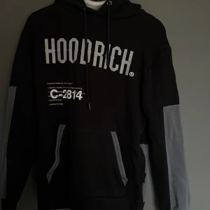Hoodrich Hoodie - En svart och grå hoodrich hoodie och säljer den för den hänger bara i gaderoden 