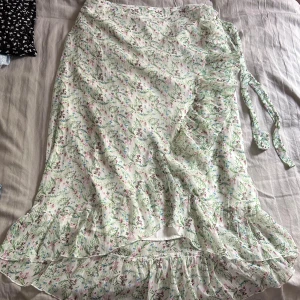 Blommig kjol - En somrig, blommig kjol i storlek XL. 