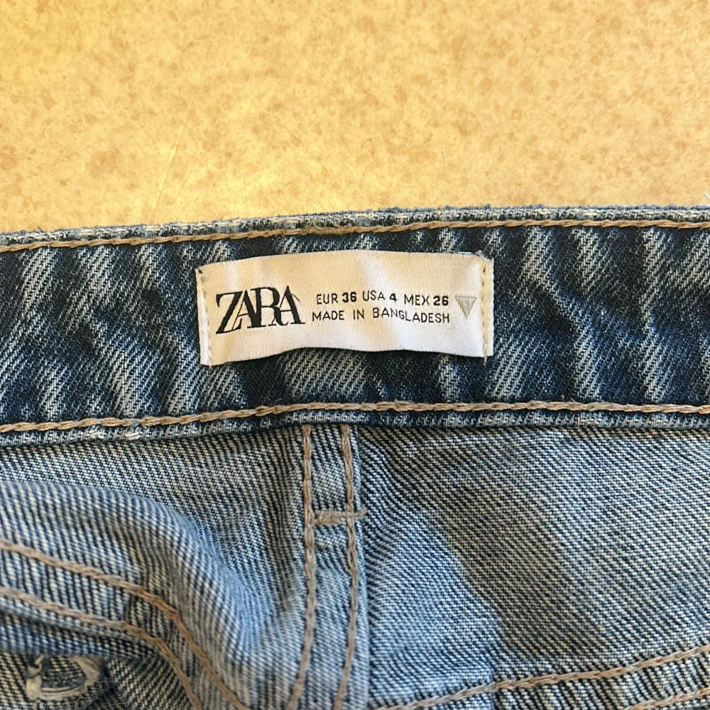 Jag säljer nu dessa jeans från Zara, de har varit mina favoriter men använda inte längre då de blivit små på mig. De är mycket använda men är fortfarande i väldigt bra skick. De är lite slitna nere vid benen men inget som påverkar.❤️. Jeans & Byxor.