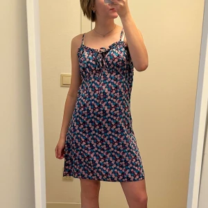 Sommarklänning - Blommig sommarklänning med slits