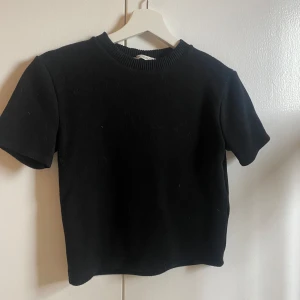 Stickad t shirt  - Säljer denna stickade t shirt från zara i storlek s