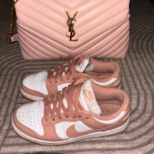 Dunk lows(rose whisper) - Snygga dunks som jag säljer åt morsan, inte hundra på när hon köpte dom men dom e äkta såklart