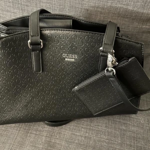 Guess väska - Använt endast 2 gånger   