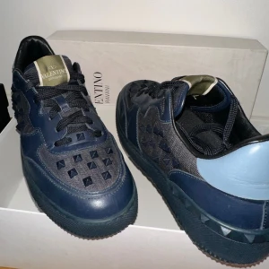 Valentino jeans sneakers  - Väldigt fina och unika skor från Valentino jeans tyg på skorna samt taggar på. Inköpt på Vestiaire collective. Som ni ser så är den äkta och i ”very good condiction. Tillbehör finns skosnöre samt taggar om någon tagg skulle gå av. 