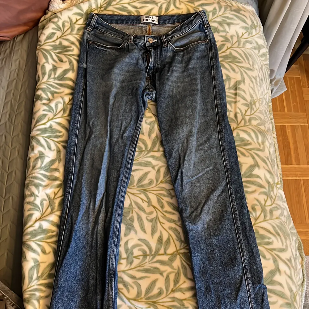 Knappt andvända jeans från acne studios 104,5 cm benlängd, i modellen max vintage blue, blåa . Jeans & Byxor.