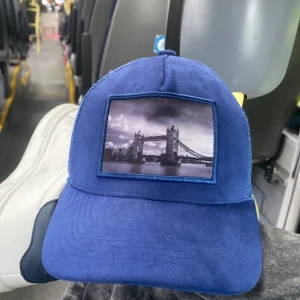 Blå velvet keps - Denna är i bra skick, haft den i drygt 1-2 månader. Säljer den pga att fått en ny keps i present och inte använder denna lika mycket längre. 