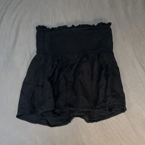 Tubtopp  - Den är för liten💗 bra skick men banden har gått av så jag andvänder den som en kjol eller en tubtopp 💗 priset går att diskutera 💗