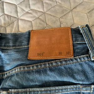 Levis 501 blå  - Skick 7/10 riktigt snygga jeans som passar till allt funkar året om. strl 30/32 