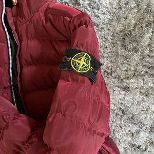 Stone island jacka - Snygg stone island jacka i storlek S som är herrmodell men passar även till tjejer bara att den blir större i midjan.  Köpt den på resell tidigare för nypris  Därav finns inget kvitto.  Skick 8-9/10 Öppen för pris förslag🩷