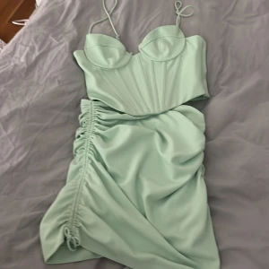 Zara set - Säljer detta set från zara i strl S i kjolen, och M i toppen!!  150kr använt 2 ggr