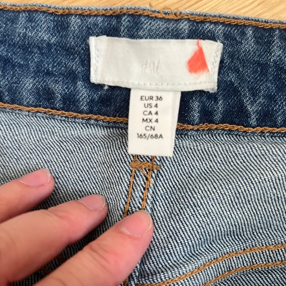 Jeans med ankel längd från H&M. Storlek 36. Använda fåtalet gånger.. Jeans & Byxor.