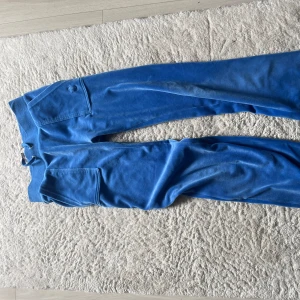 Blåa juicy💙 - Säljer mina fina blåa juicy i storlek xs!!!💙 de är i helt okej skick de är lite bruna vid hälarna som man ser på sista bilden, för de har användas ganska ofta förut men har ingen användning av de nu💕 pris kan diskuteras! nypris: 1100