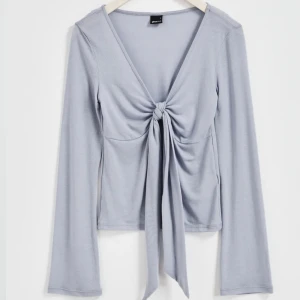 Gina Tricot Tröja - Säljer min tie front long sleeve top från Gina eftersom den inte kommer till någon användning längre. Den är i god skick och köptes för lite mer än en månad sedan, storlek M. Ord pris 299kr men priset går att självklart att diskutera!