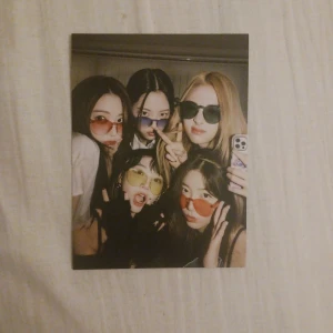 Le sserafim poster - Fått från antifragile "frozen aquamarine ver." Albumet! I perfect skick :) Skriv gärna om ni har någon fråga/vill tradea istället! Tradear bara för Ive saker isf!