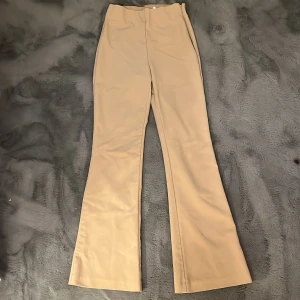 Beiga byxor i bootcut från H&M - I storlek 36 och passar mig bra i längden ( jag är 165) skriv för ändring på priset 