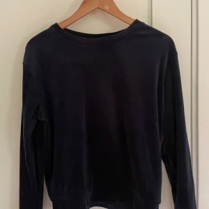 Myströja  - Super mjuk sammets tröja från hunkemöller i storlek M 💙 Inte jätte använd. Nypris 370kr. 