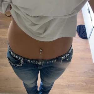 miss me jeans - Hej! Säljer dessa snygga miss me jeans pga att dom inte sitter så som jag hade velat. Dom är i nyskick, använda 1 gång! Pris kan diskuteras. 💕 