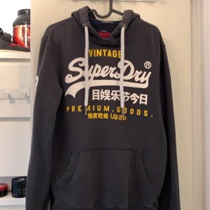 SuperDry PREMIUM GOODS Hoodie - Jag har aldrig använt den och är en riktigt bra kvalite den var hel ny. Storlek L men passar perfekt på M & S Skriv till mig för med detaljer & pris!