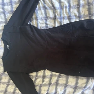 Svart tjock klänning  - Svart långärmad klänning som är i nyskick  Som vanligt står köparen för frakt 💕