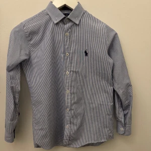 Ralph Lauren skjorta  - Hej säljer nu min gamla Ralph Lauren skjorta då jag inte kan ha den längre. Skjortan är i ny skick 10/10 och har använts 1 gång.   Pris kan diskuteras vid en enkel och smidig affär.