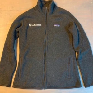 Patagonia flecce  - Patagonia fleece i jättebra skick😁 trender just nu och är i storlek M men skulle mer säga att den är i S/Xs. Hör av er vid frågor eller mer bilder!