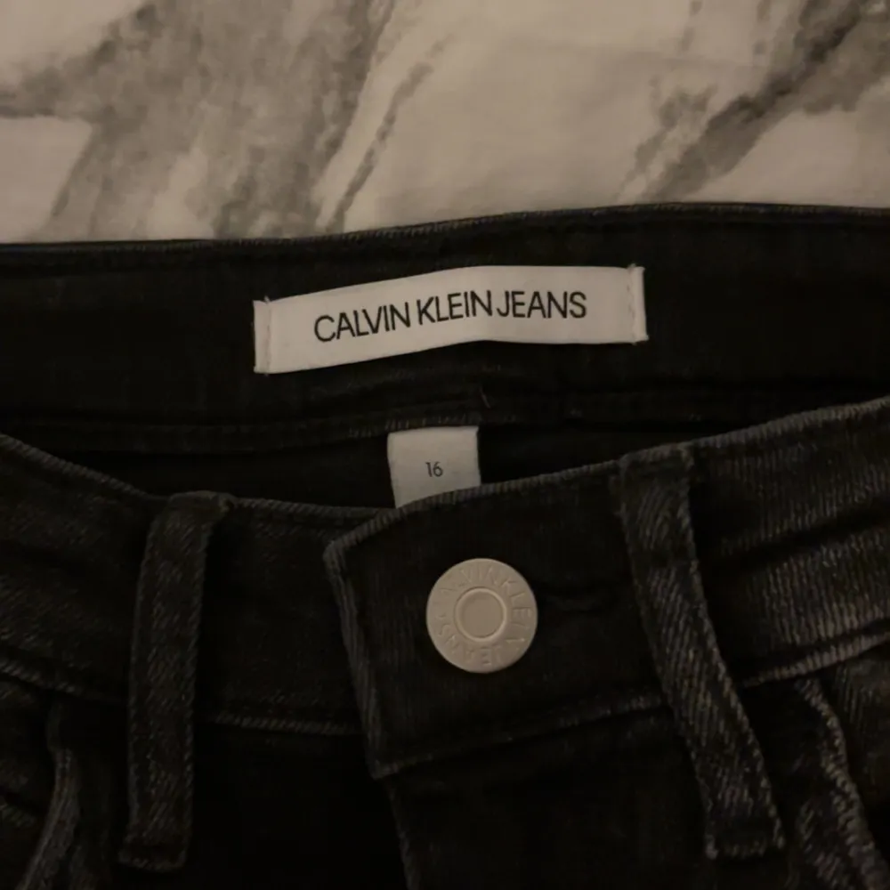 Jätte snygga calvin klein jeans med mid waist, aldrig använda utan enbart testade så skick 10/10. Storlek 16år som motsvarar ungefär 34. Nypris då jag köpte dem var ungefär 900kr men jag säljer för 300kr. Jag tror inte att dom säljs längre.. Jeans & Byxor.