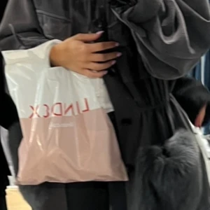 Custommade jacka - Säljer denna sååå snygga custommade jacka i stolek S/M ❤️den är i jättebra skick och är knappt använd och säljs inte längre🩷🩷kan gå ner i pris vid snabb affär 