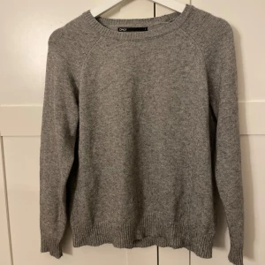 Tunn grå stickad tröja  - Säljer min gråa stickade tröja från ONLY 🫶🏻 Den är i bra skick och i storlek S 💕