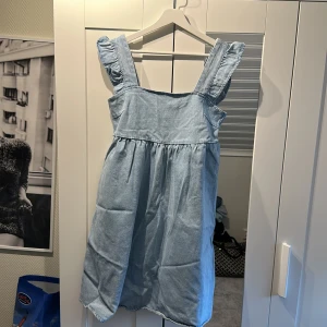 Pieces klänning  - Säljer denna jeansklänning från pieces i storlek S då den tyvärr inte kommer till användning. Den är aldrig använd och har prislappen kvar. Nypris på klänningen är 550. Hör av er vid funderingar.