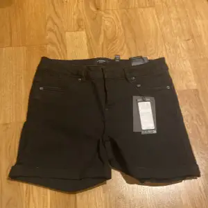 Här är svarta shorts från vero Moda som  är middle rise har ej används då det inte fans någon retur 