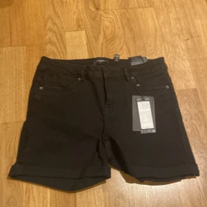  shorts från vero moda - Här är svarta shorts från vero Moda som  är middle rise har ej används då det inte fans någon retur 