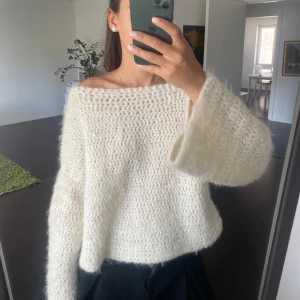 Virkad tröja - Tröja som jag virkat i 71% alpacka, 25% ull och 4% Polyamid. Naturvit och supermysig!! Gjord efter mina mått och är oversized S/M <3 bred halsringning så är one/offshoulder!!