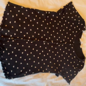 Svart somrig t-shirt med vita fjärilar - En jätte söt somrig tröja som är svart med vita små fjärilar, änvänd några gånger med bra skick 👕🖤