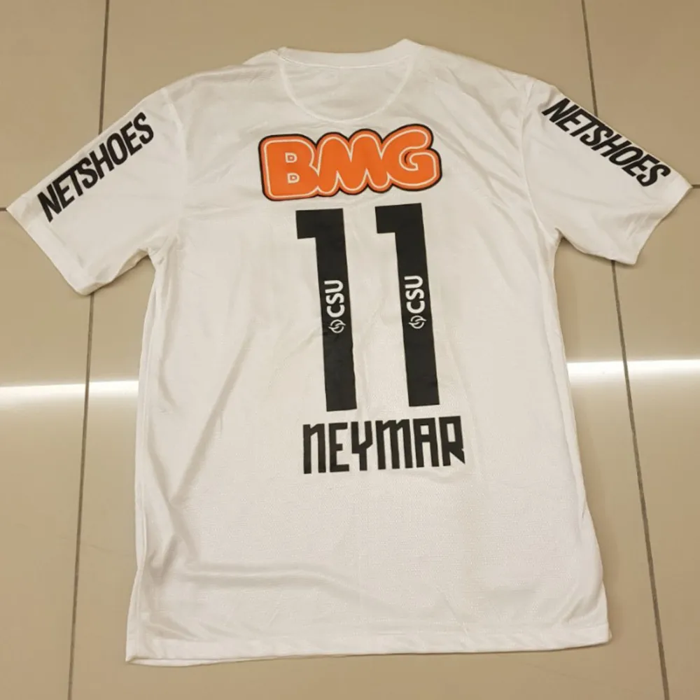 En väldigt vacker tröja i otroligt fint skick. Tröjan tar oss tillbaka i tiden då Neymar var en ung talang med framtiden för sig. Tröjan är sparsamt använd och i fint skick.. Sport & träning.
