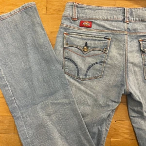 Lågmidjade Dickies bootcut jeans - Ljusblå lågmidjade Dickies bootcut jeans i storlek 11(meddela för mått). Inga skador eller slitningar, mycket bra kvalitet.
