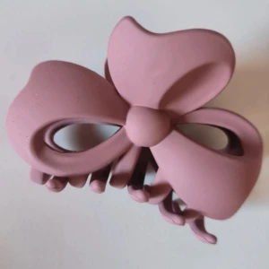 Rosett Hår klämma - Helt ny, nyper bra och hårt men inte super stor så den passar antagligen bäst för tunntare eller mellan tjockt hår.