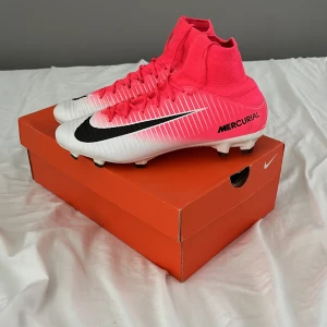 Nike mercurial - Säljer dessa sällsynta Nike fotbollsskor som knappt är använda, nypris är runt 1700 och går inte att köpa längre! Inga defekter 