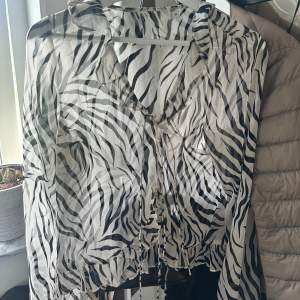 En super fin Zebra blus som jag andvänt en gång. Den är köpr på Sellpy och kommer inte till andvänding 🙌🏼💞