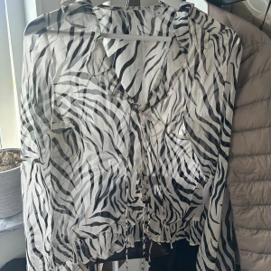 Blus - En super fin Zebra blus som jag andvänt en gång. Den är köpr på Sellpy och kommer inte till andvänding 🙌🏼💞