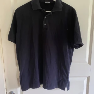 Hugo boss pike  - En Hugo boss pike i bra skick i storlek M/L, det enda är ett litet hål som jag lagat på baksidan som ni kan se på bild 3. Nypris ligger runt 700kr men jag säljer den för endast 249kr