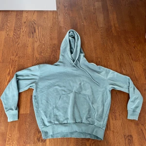 Turkos hoodie - En turkos hoodie i storlek M från weekday. Sparsamt använd