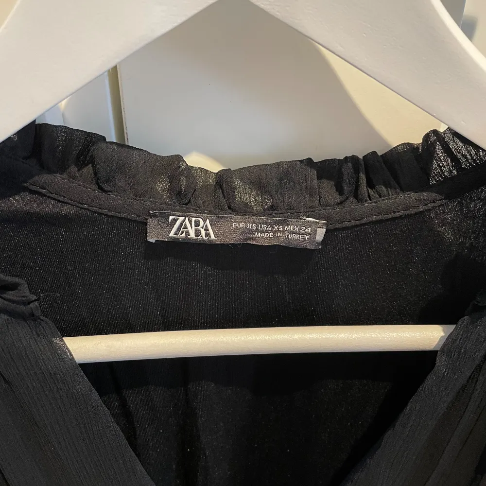 Svart klänning från Zara i storlek XS. Den är stor i storleken så passar även S/M.. Klänningar.