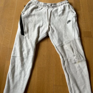 Nike tech byxor - Vit/gråa Nike tech byxor. Bra skick. 