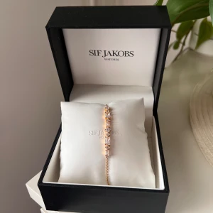 Armband  - Guldarmand med stenar från sif Jakobs, inga defekter☺️Ask medföljer.  Storleken är justerbar på baksidan (se sista bild).