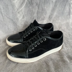 lanvin skor - selling my lanvins sice they are too small for me really good condition dosnt have dustbag or box. har little scratch on front but bearly you can see it. other then that really good 